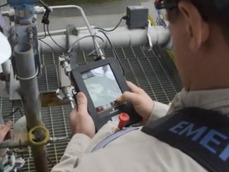 羅斯蒙特手操器怎么效驗(yàn)液位變送器如果是請(qǐng)參照相關(guān)品牌的液位變送器及手操器的使用說(shuō)明書(shū)操作。根據(jù)我的經(jīng)驗(yàn)有如下步驟：  1、確認(rèn)羅斯蒙特手操器是否支持你的液位變送器的通信格式(具體廠***可能有所不同)，這個(gè)可以在手操器的使用說(shuō)明書(shū)上查到或直接和手操器供應(yīng)商聯(lián)系確認(rèn)。  2、正確連接手操器和液位變送器，注意接線方式。  a、液位變送器的通信電路板是外部供電還是內(nèi)部供電，如果你是通過(guò)變送器接的通信線通常 應(yīng)該是內(nèi)部供電，如果是單***測(cè)試變送器的通信電路板時(shí)，則是外部供電。二者是有區(qū)別 的。具體可以參照你的變送器的說(shuō)明書(shū)。  b、注意接標(biāo)準(zhǔn)電阻(通常為250歐)。  3、將475手操器并接到標(biāo)準(zhǔn)電阻兩端。  4、通電，建立通信。  5、按照羅斯蒙特手操器的使用說(shuō)明書(shū)進(jìn)行操作設(shè)置儀表的0點(diǎn)、上限位、下限位。 如果發(fā)現(xiàn)液位變送器的上限位或下限位對(duì)應(yīng)的20mA或4mA出入較大，這時(shí)需要對(duì)電流做調(diào) 校。這時(shí)需要用到***精度的電流表，調(diào)校時(shí)需要將電流表串接到通信回路中。具體操作可以參 照手操器的使用說(shuō)明書(shū)。  6、設(shè)置相關(guān)參數(shù)后不要忘記將設(shè)置“下載”到你的儀表中。需要說(shuō)明注意的是，儀表在出廠時(shí)都做了調(diào)校，一般不需要用戶設(shè)置?？赡苄枰F(xiàn)場(chǎng)變更設(shè)置的是“上限位”和“下限位”即：“量程”。不過(guò)這在客戶和廠商簽訂合同及技術(shù)協(xié)議時(shí)一般是經(jīng)過(guò)溝通確認(rèn)了的，這在儀表出廠時(shí)，廠***會(huì)為客戶設(shè)好的。除非有變。